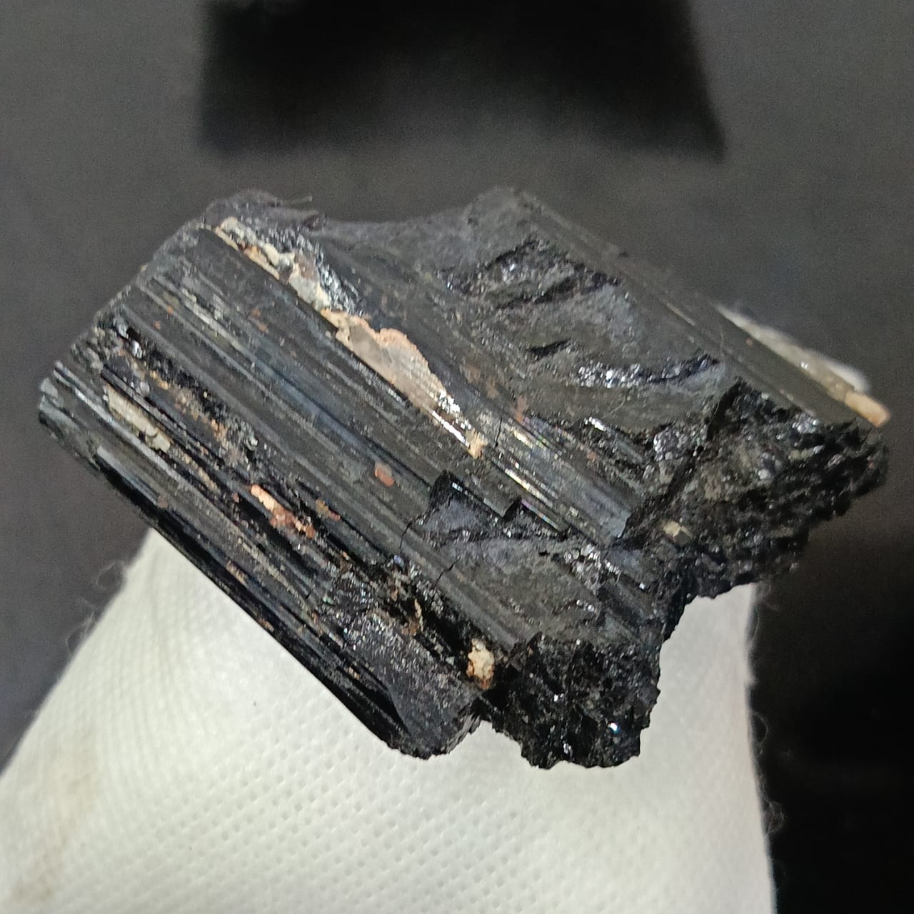 حجر كريم تورمالين أسود