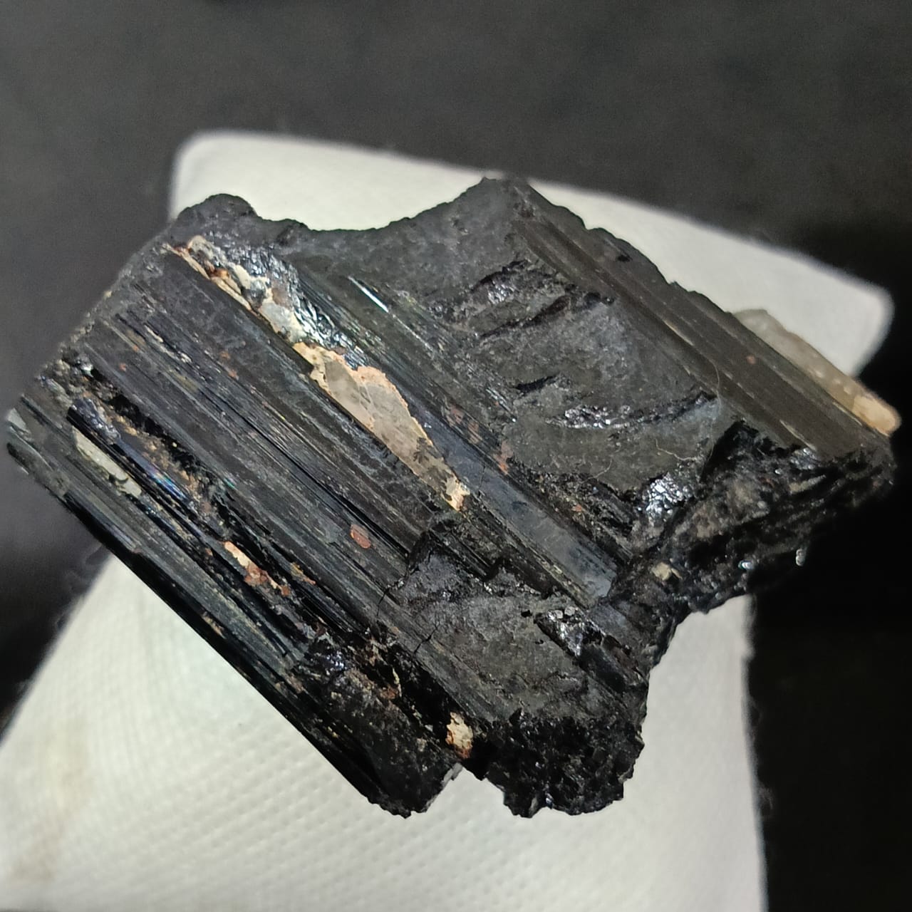 حجر كريم تورمالين أسود