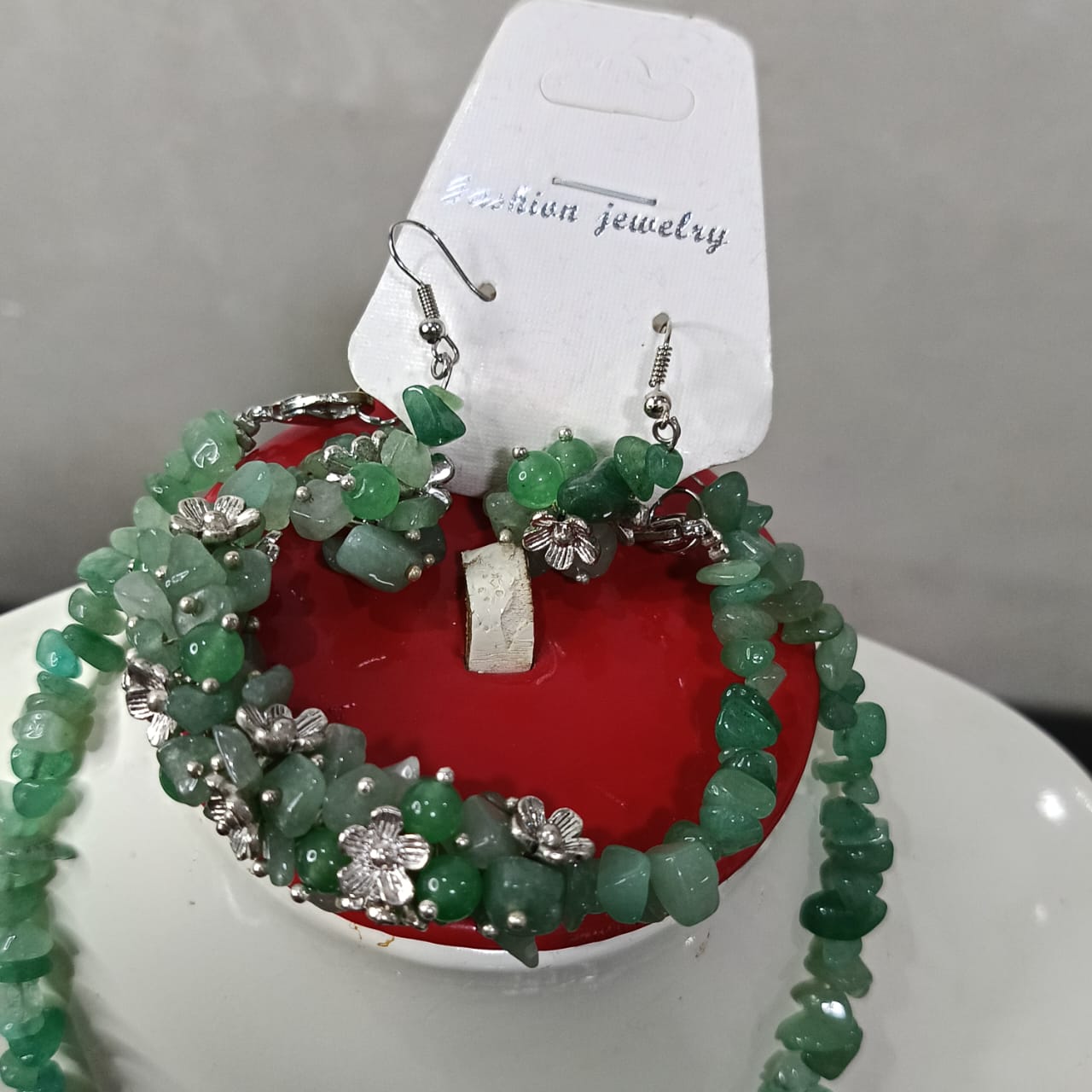 باغيغ تحفة عقد وسوار وأقراط من حجر جاد وزمرد