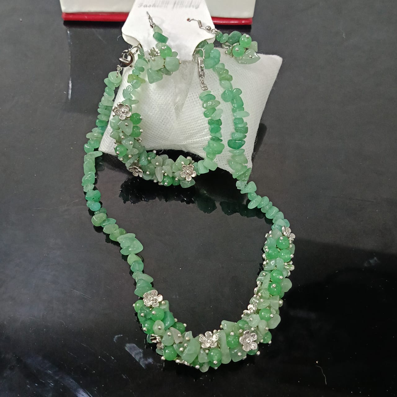 باغيغ تحفة عقد وسوار وأقراط من حجر جاد وزمرد