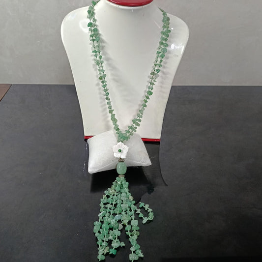 عقد نادر بحجر جاد طبيعي