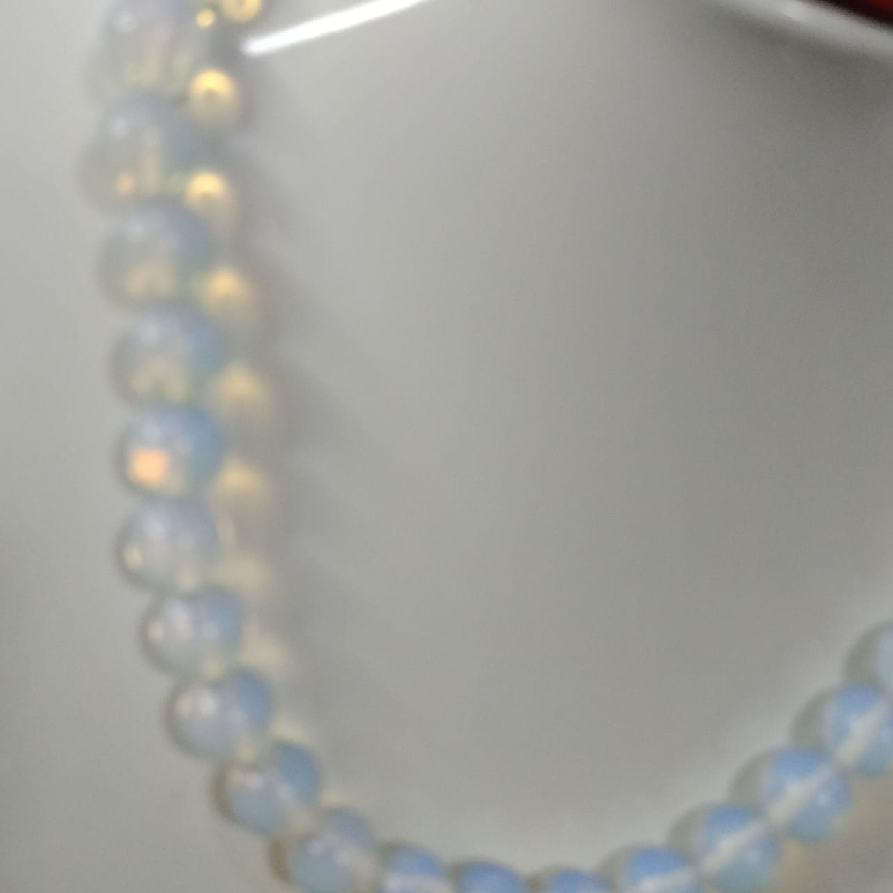 عقد تحفة بحجر قمر طبيعي