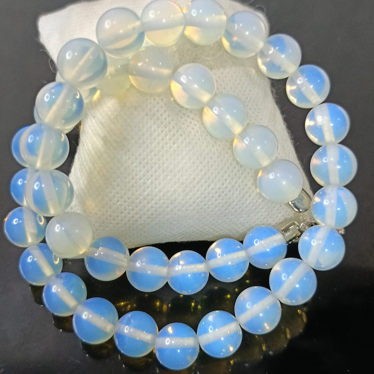 عقد تحفة بحجر قمر طبيعي