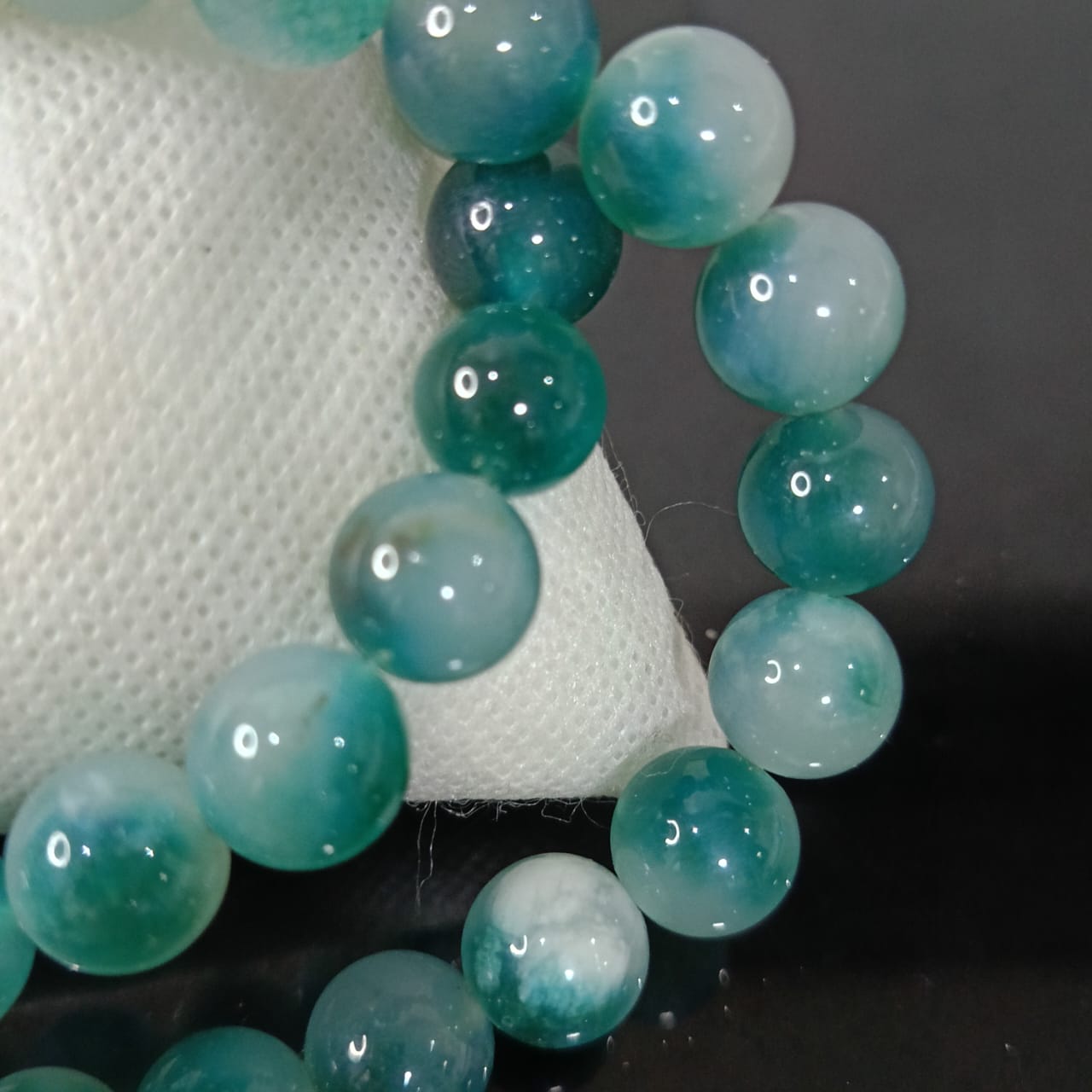 عقد تحفة بحجر طبيعي