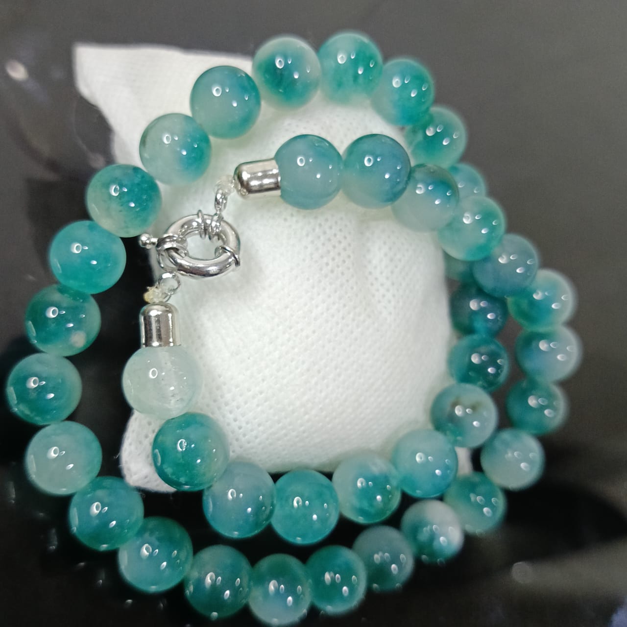 عقد تحفة بحجر طبيعي