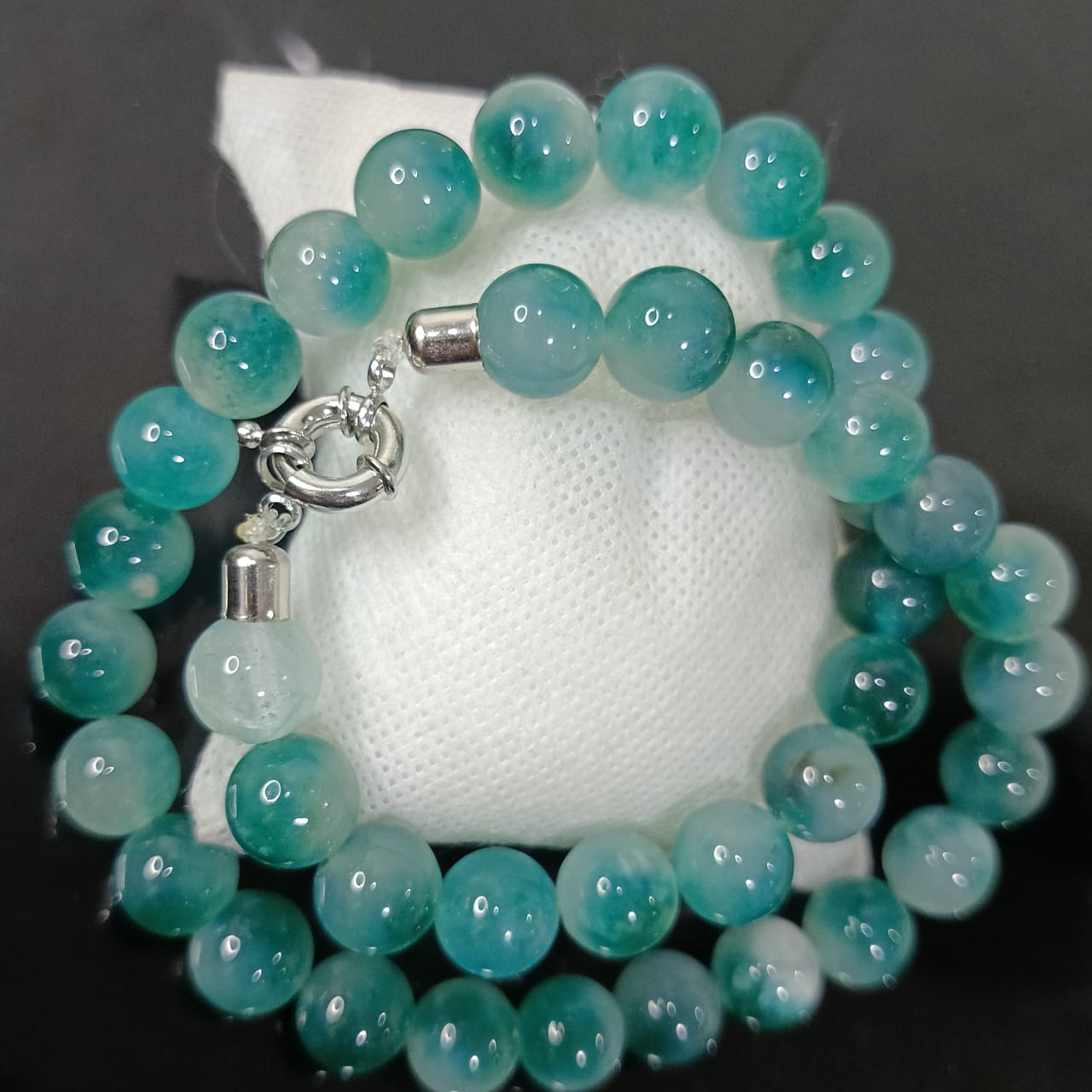 عقد تحفة بحجر طبيعي