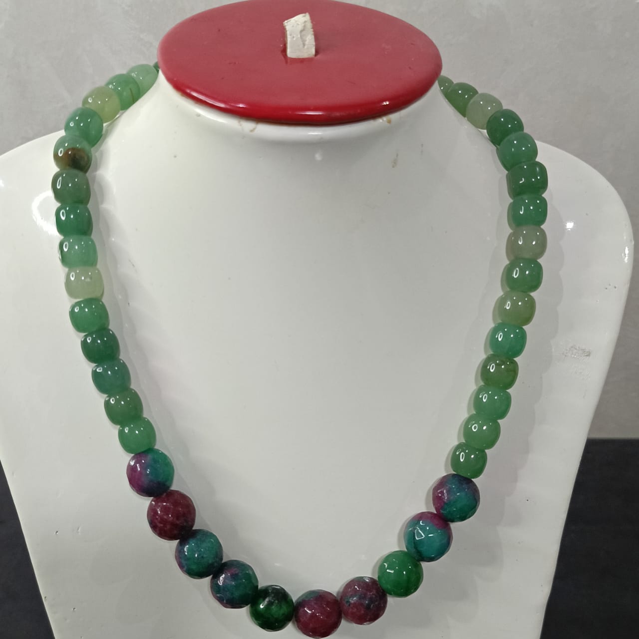 عقد تحفة بحجر جاد طبيعي