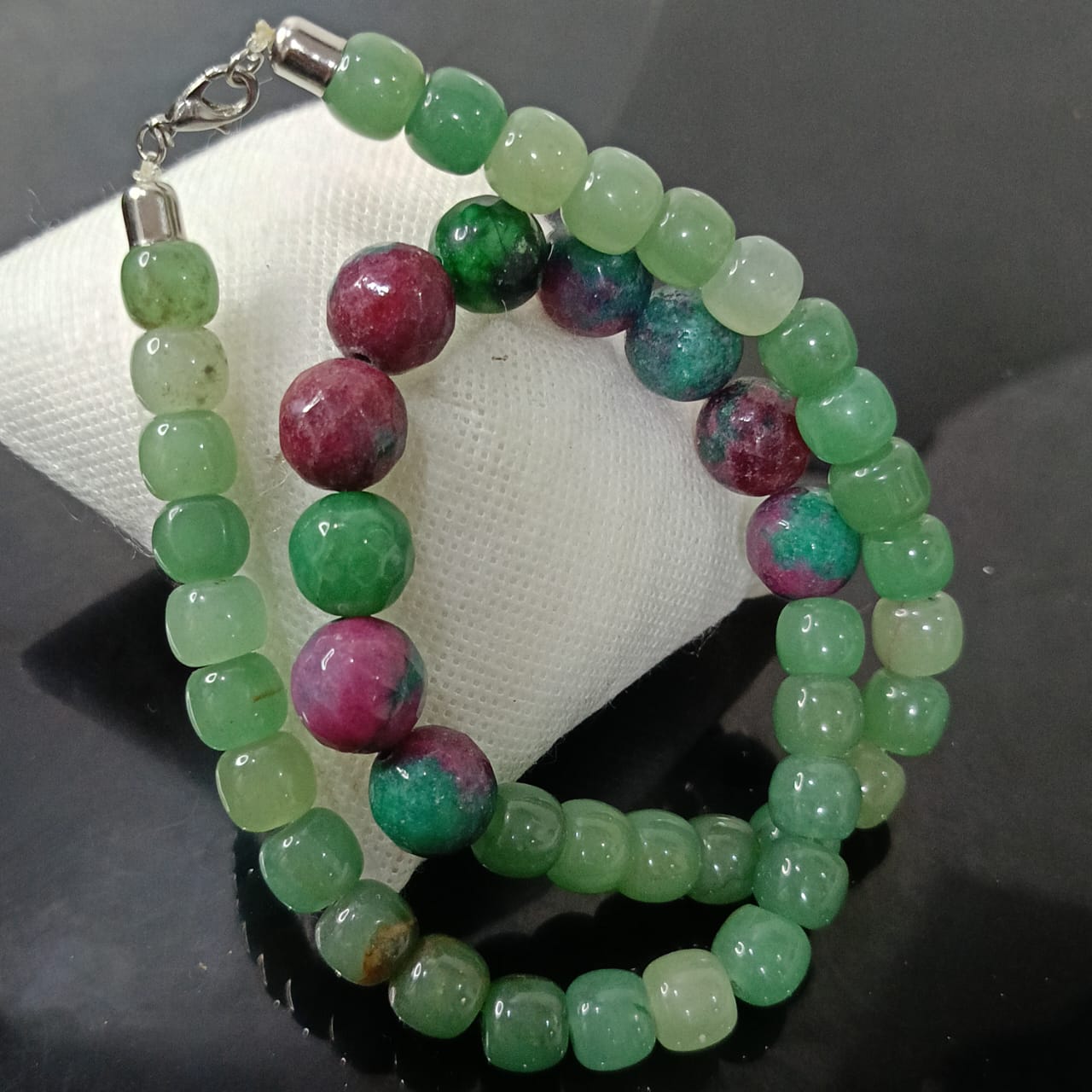 عقد تحفة بحجر جاد طبيعي