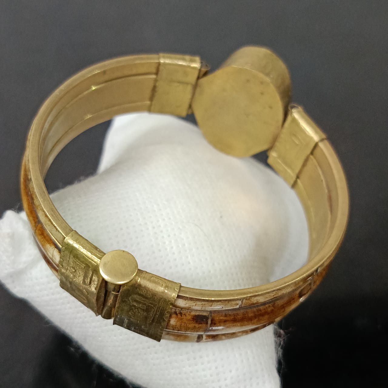 سوار نحاس وعااج