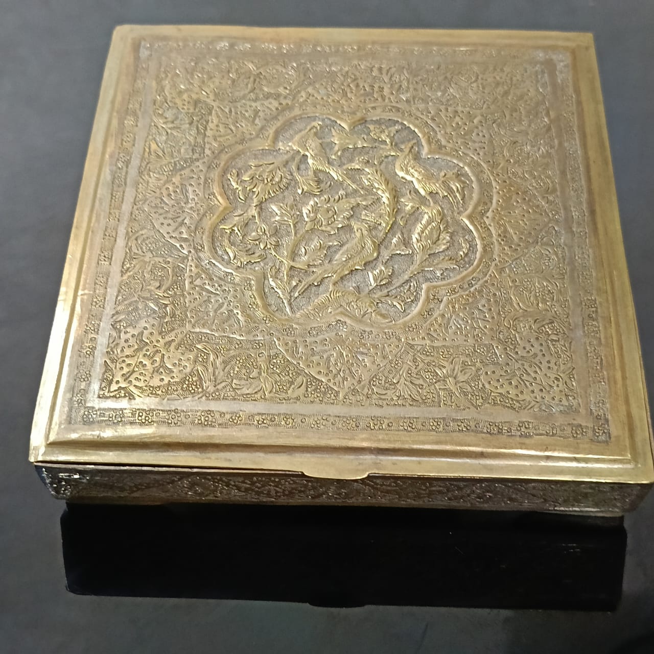 علبة قديمة نحاس مزخرفة