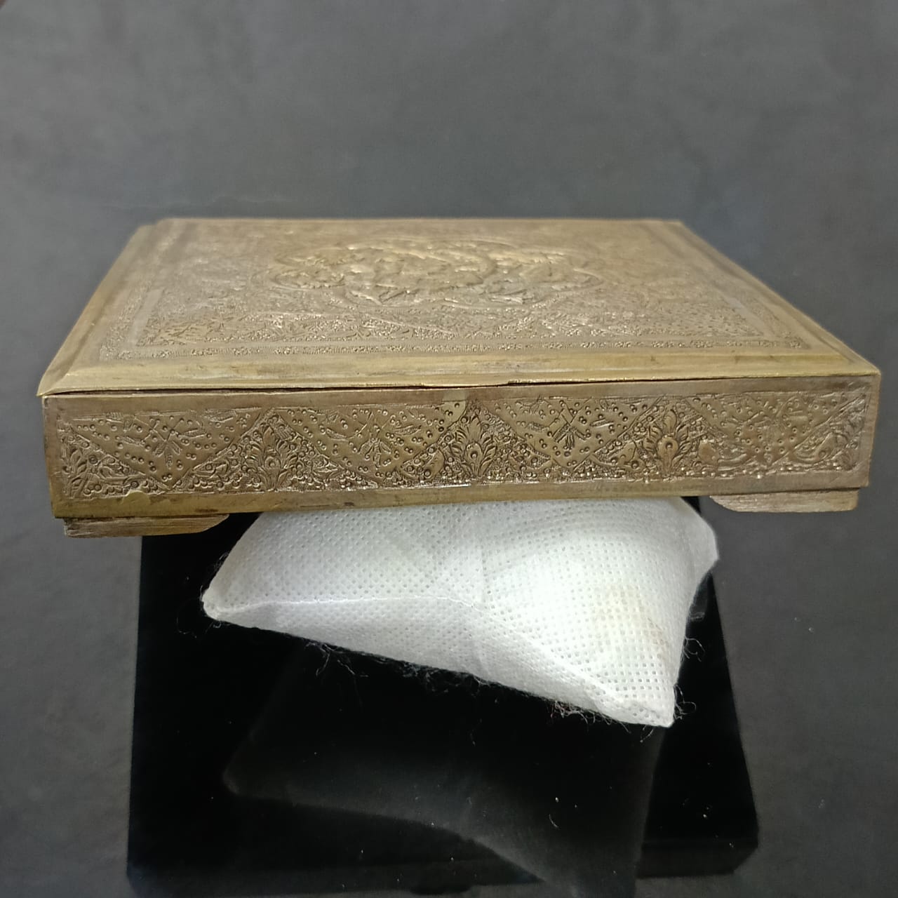 علبة قديمة نحاس مزخرفة