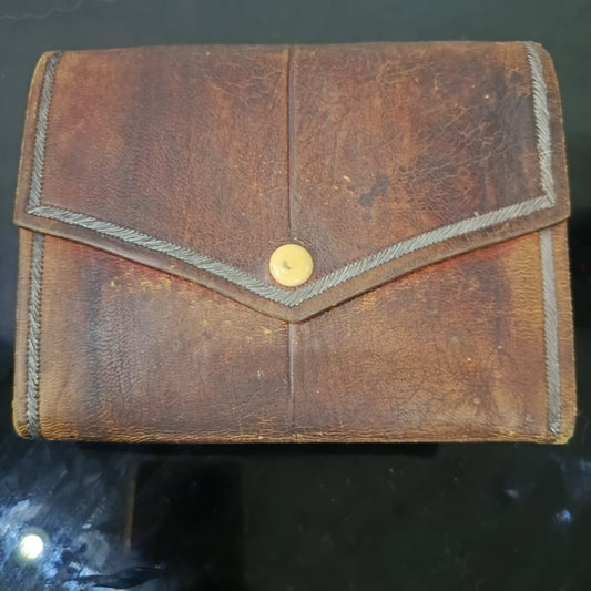 بورتاي قديم تحفة من الحلد الخر مطرز بخيوط الفضة