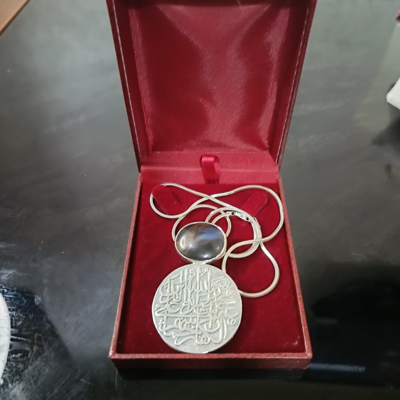 سلسلة تحفة فضة بحجر عقيق مصور