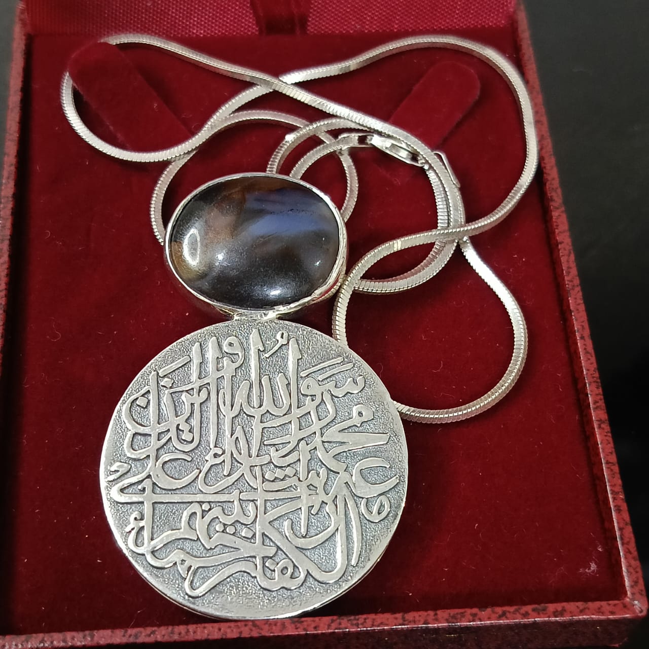 سلسلة تحفة فضة بحجر عقيق مصور