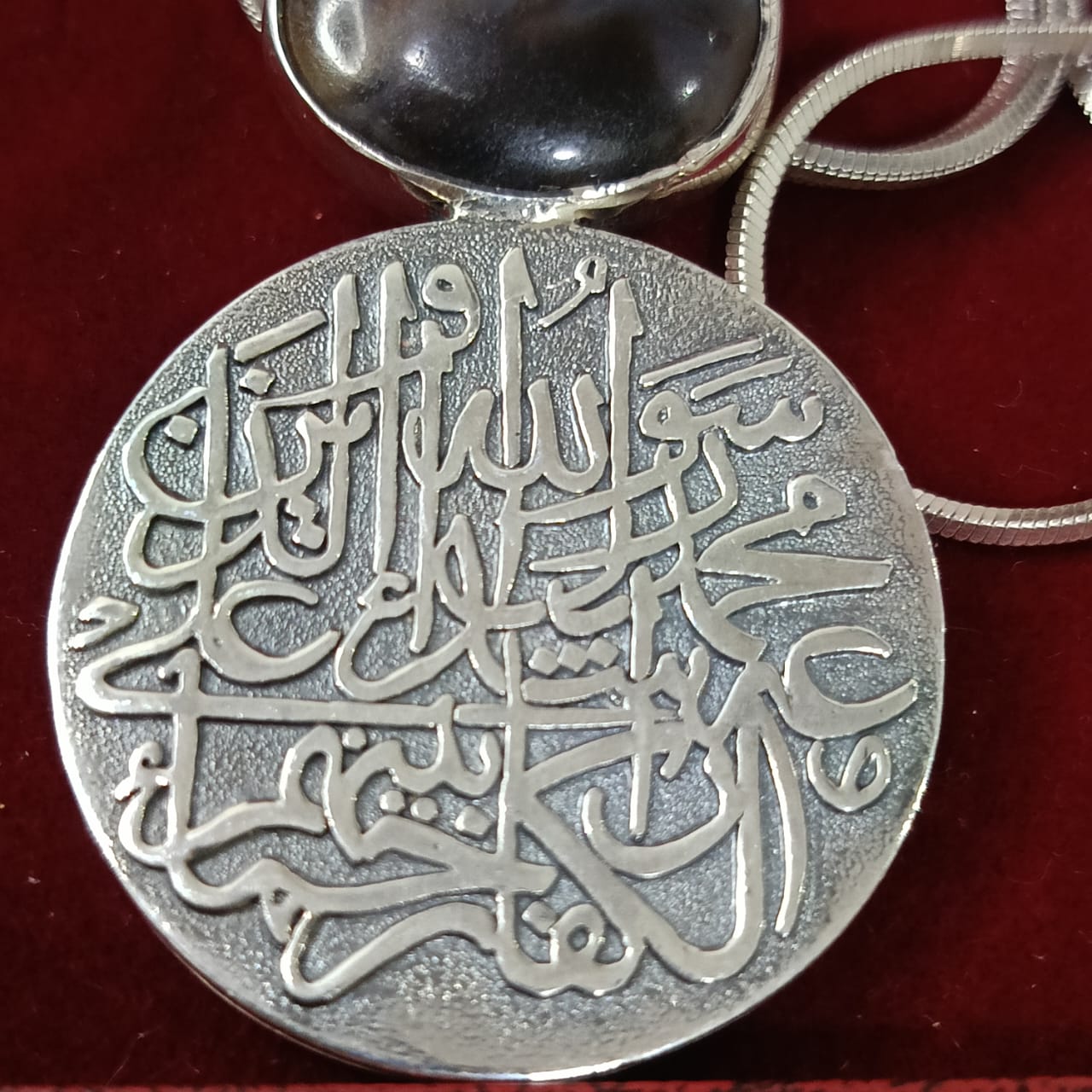 سلسلة تحفة فضة بحجر عقيق مصور