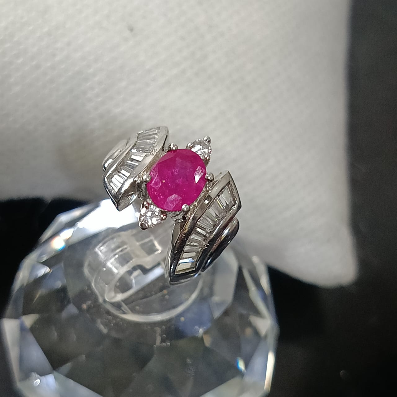 خاتم نسائي تحفة فضة مشلة بالذهب أبيض وحجر ياقوت طبيعي