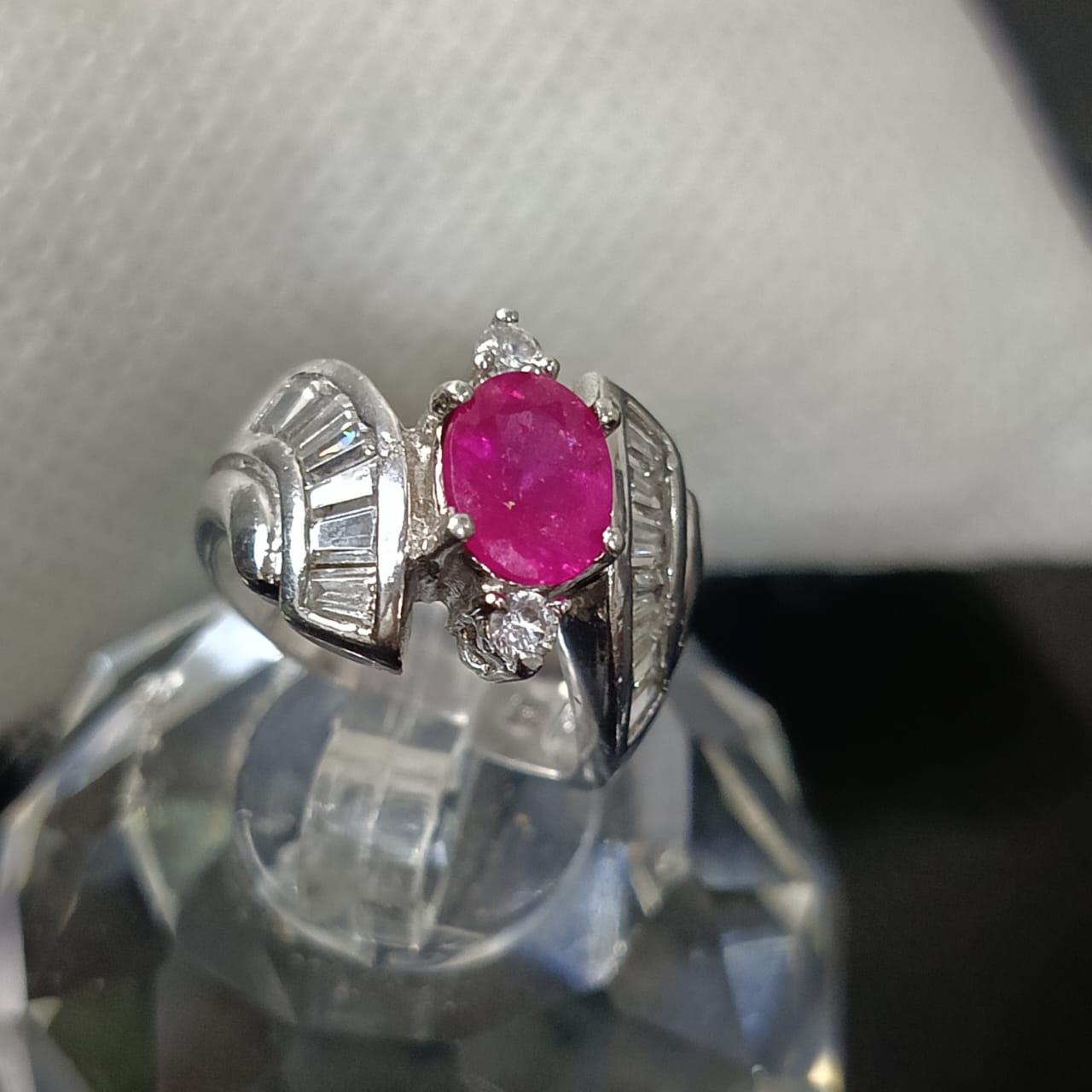 خاتم نسائي تحفة فضة مشلة بالذهب أبيض وحجر ياقوت طبيعي