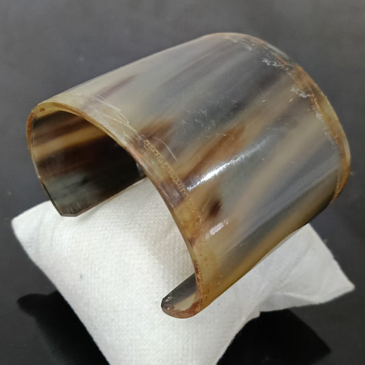 سوار انتيك من عاج وحيد القرن