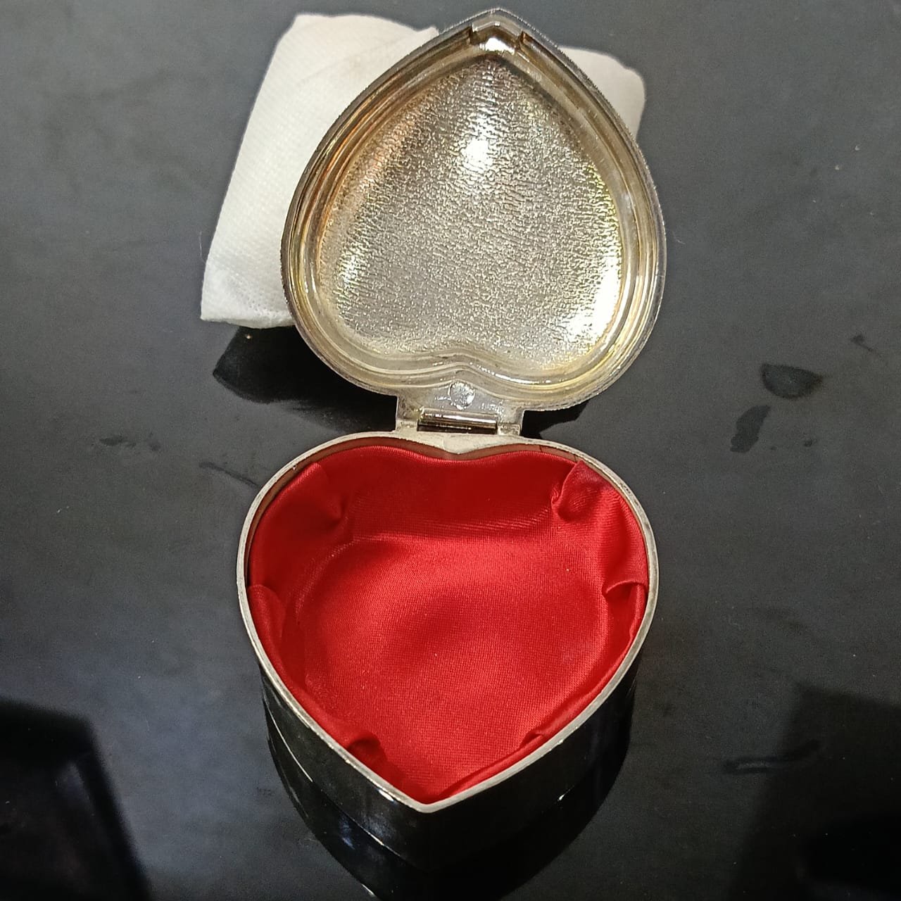 علبة مجوهرات معدنية