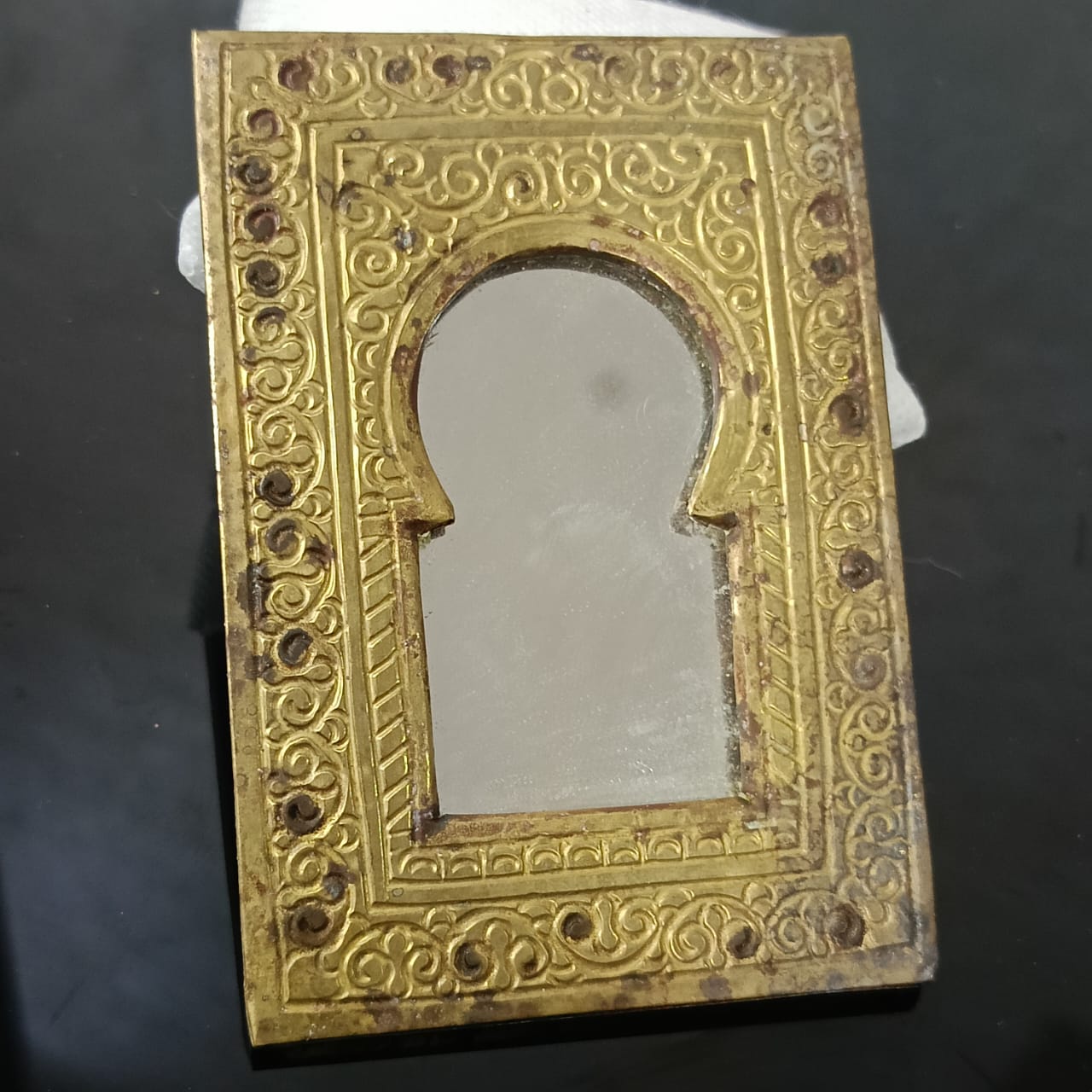مرأة نحاس قديمة