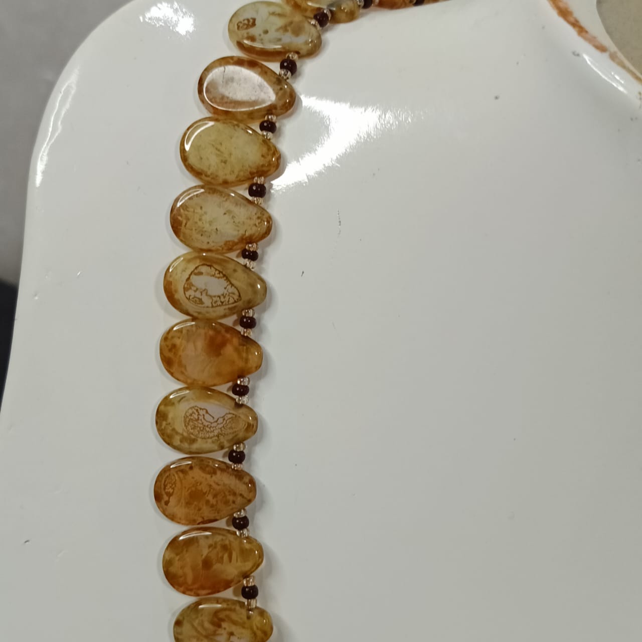 عقد جميل جدا بحجر عقيق مصور طبيعي