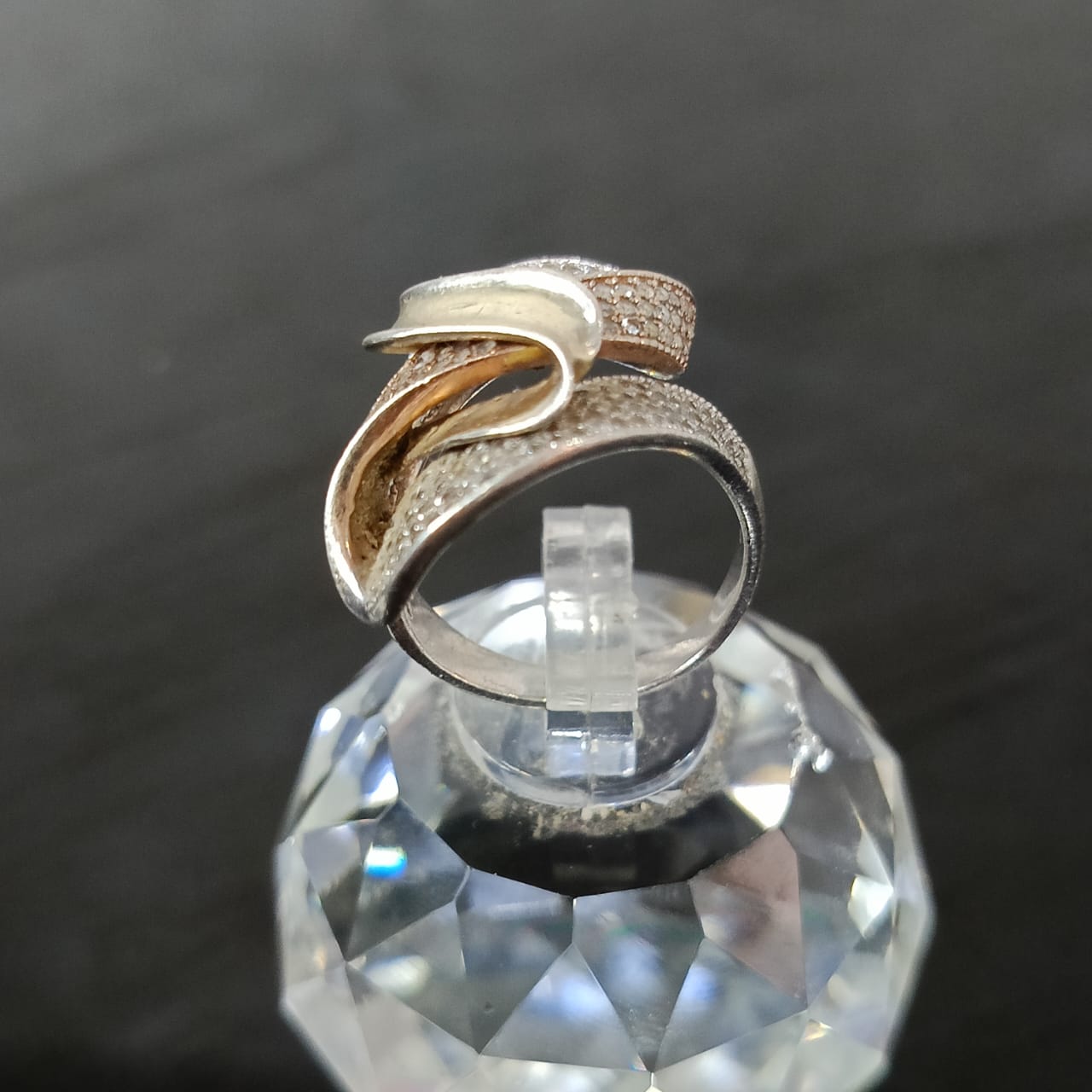 خاتم فضة نسائي على شكل وردة مرصع بالأحجار