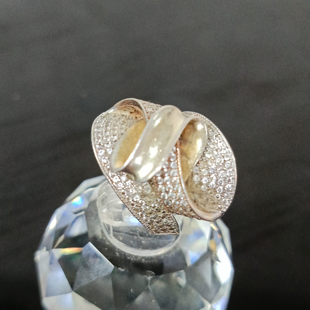 خاتم فضة نسائي على شكل وردة مرصع بالأحجار