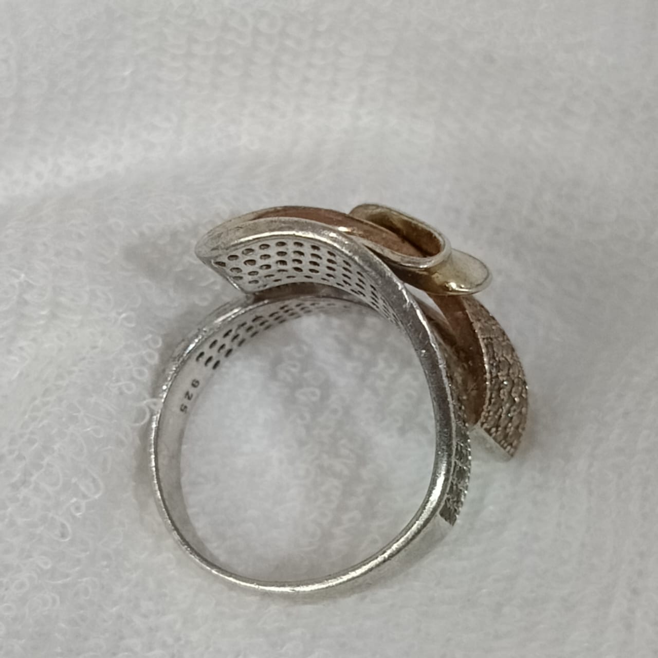 خاتم فضة نسائي على شكل وردة مرصع بالأحجار