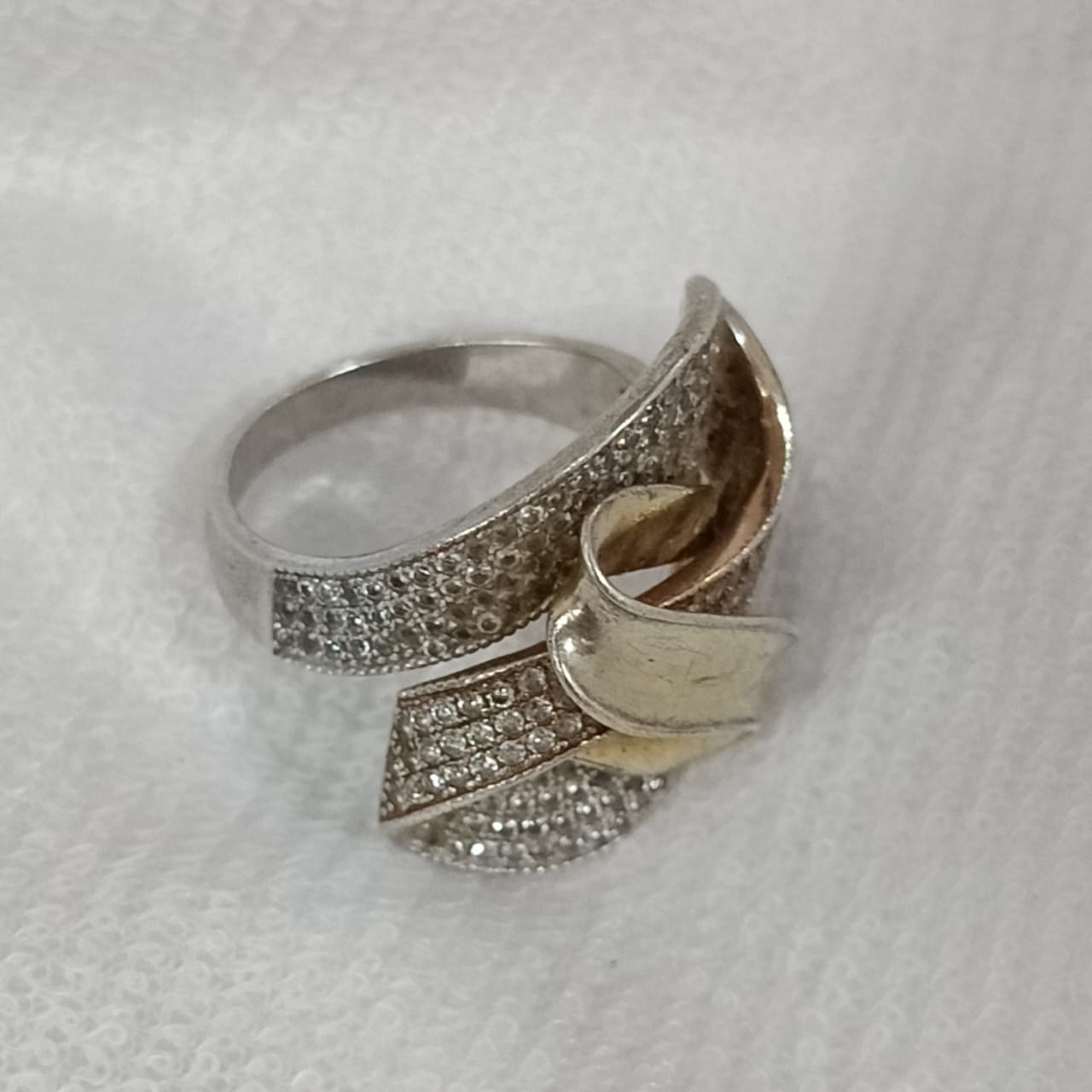 خاتم فضة نسائي على شكل وردة مرصع بالأحجار