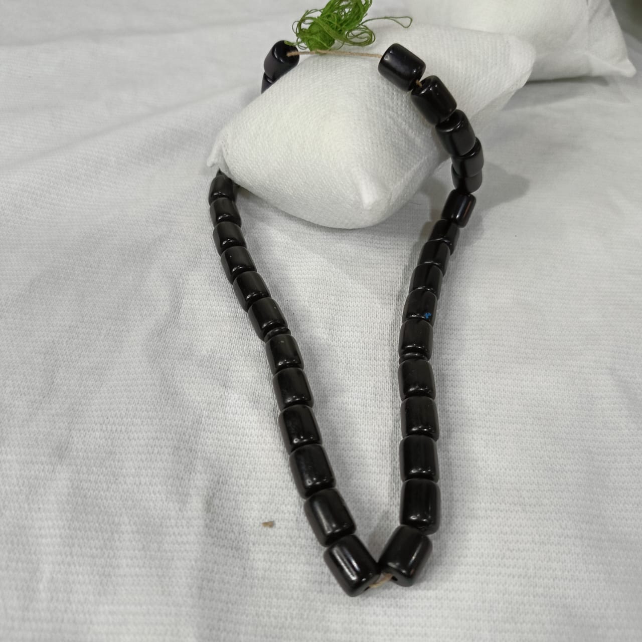 سبحة قديمة بحجر كهرمان أسود