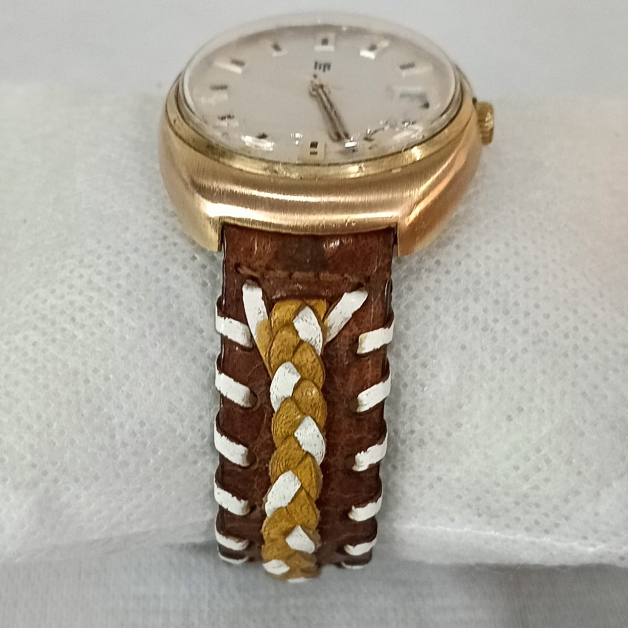 Montre lip elcto-mécanique en plaqué or