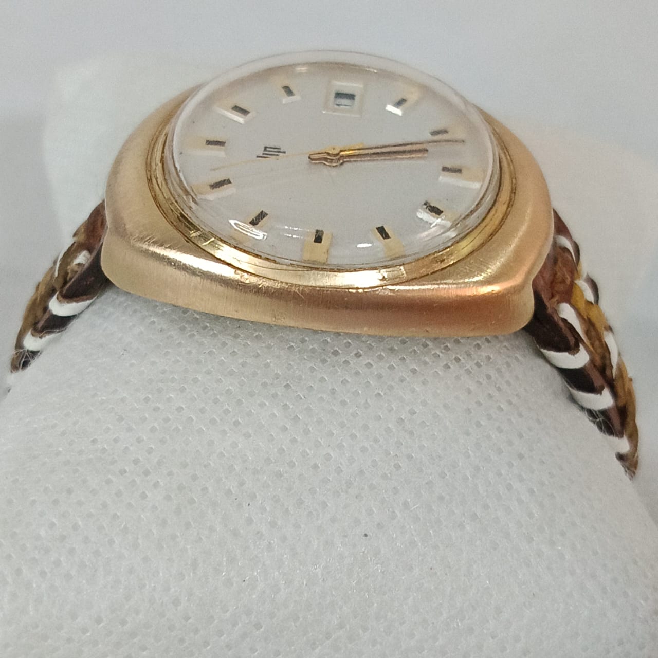 Montre lip elcto-mécanique en plaqué or