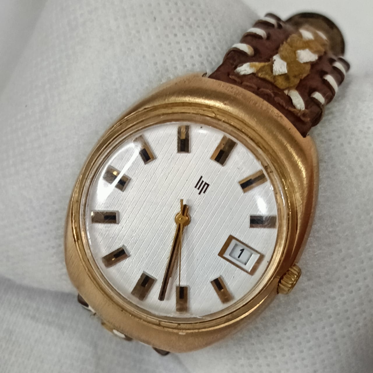 Montre lip elcto-mécanique en plaqué or