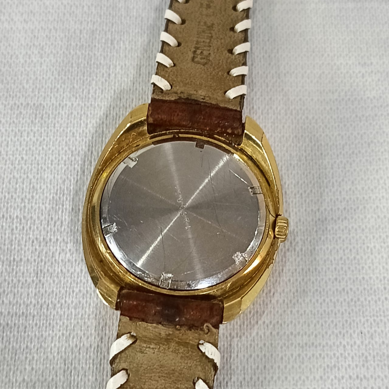 Montre lip elcto-mécanique en plaqué or