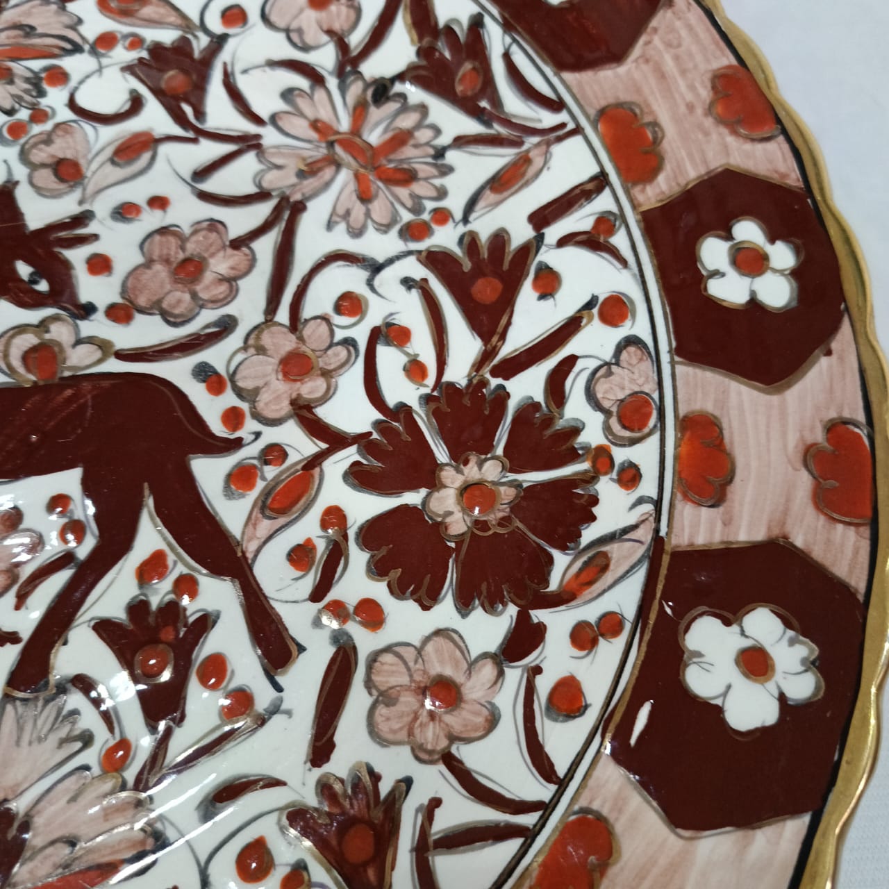 Ancien plat décoratif original porcelaine signé