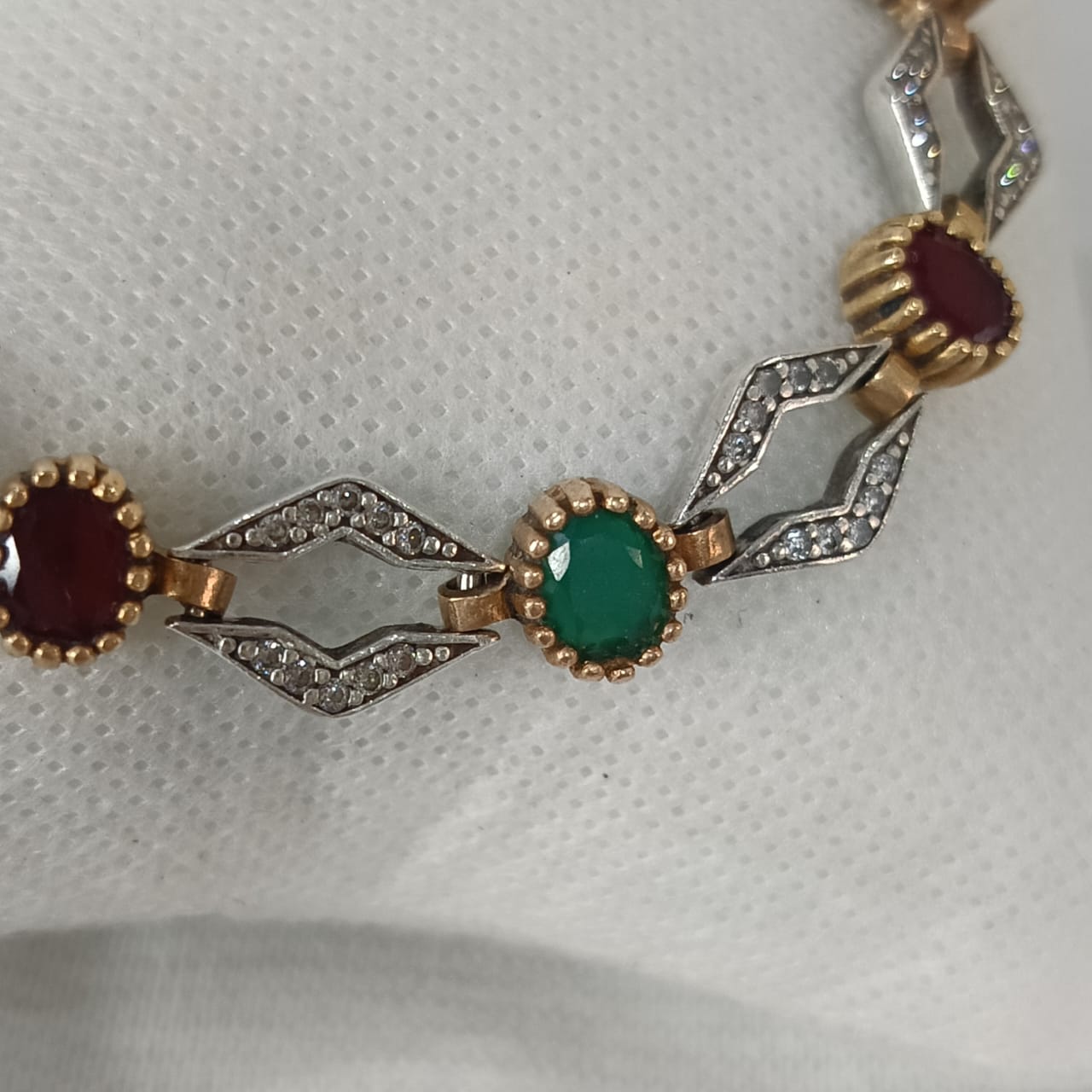 سوار نسائي فضة ونحاس مرصع بالأحجار