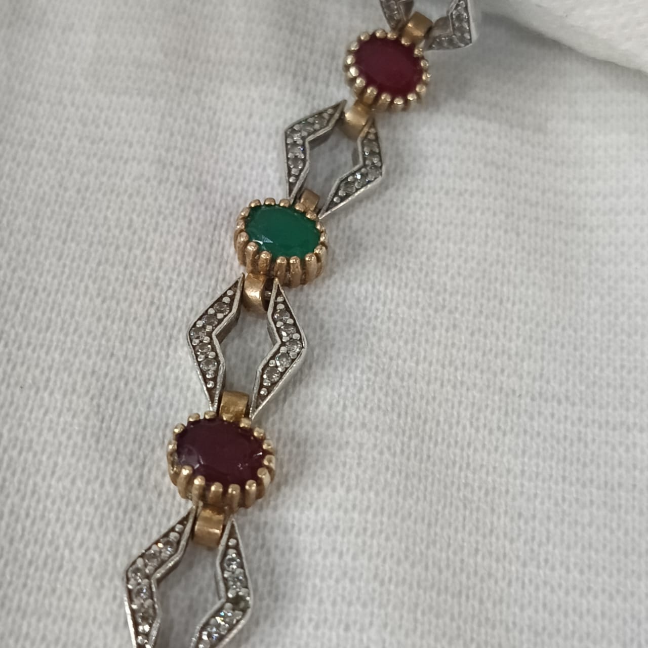 سوار نسائي فضة ونحاس مرصع بالأحجار