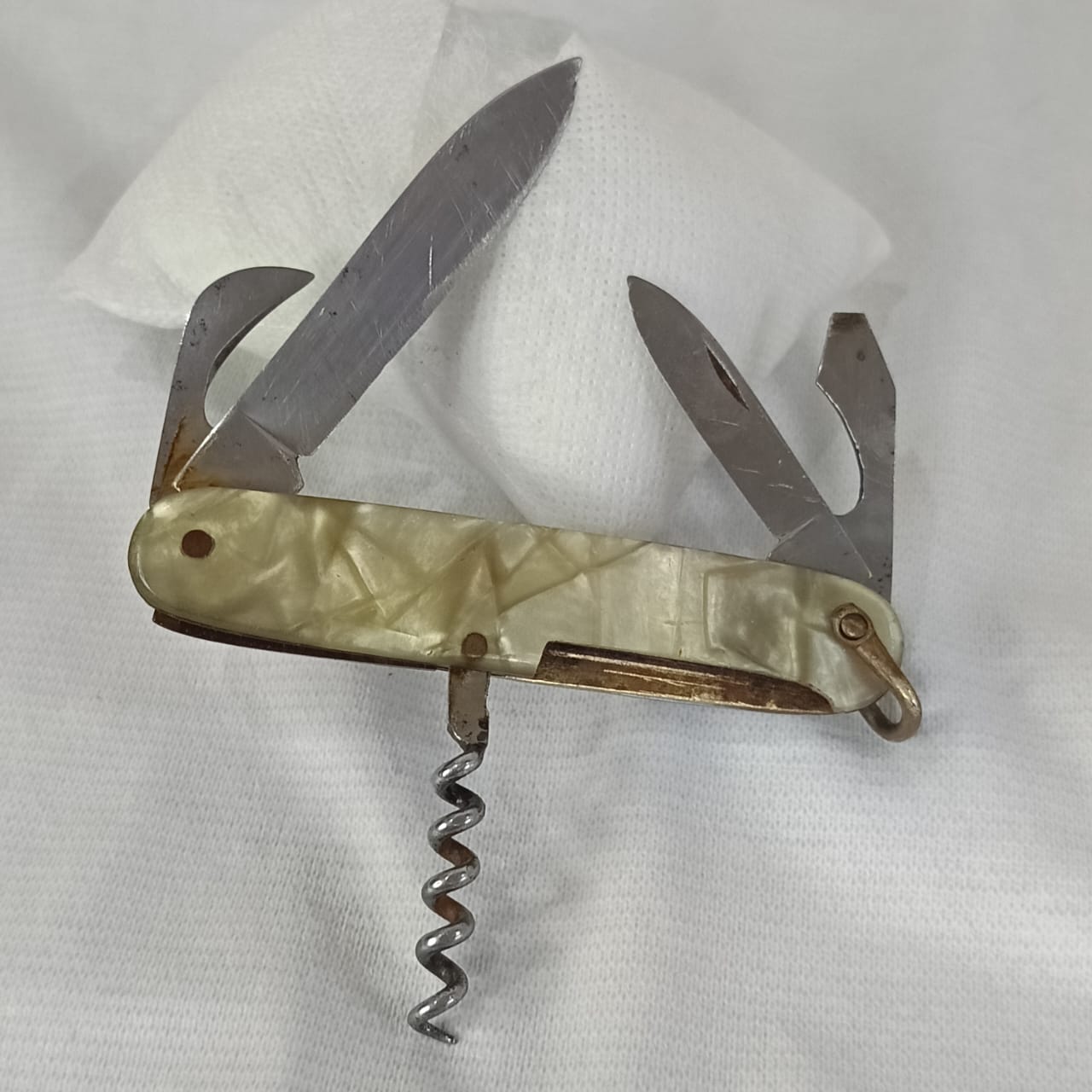 تحفة متعددة استعمال سوسرية بالصدف