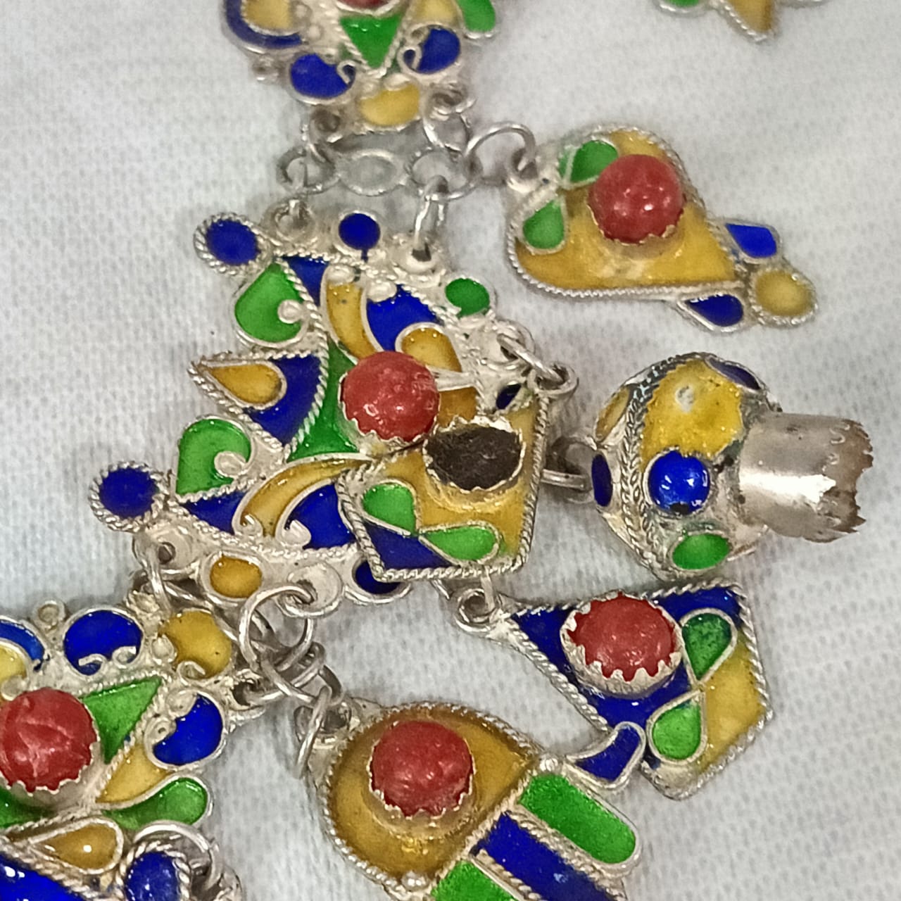 سلسلة فضة مرصعة بالمرجان مع خاتم