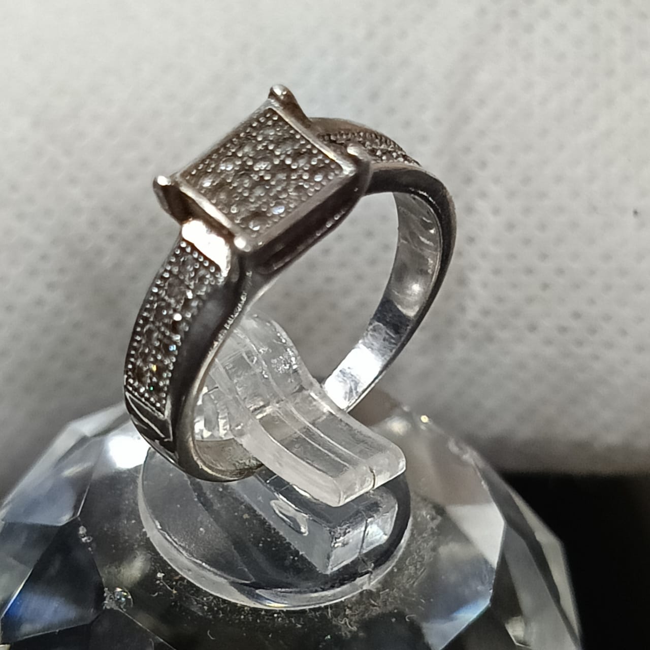 خاتم فضة نسائي مرصع بالأحجار