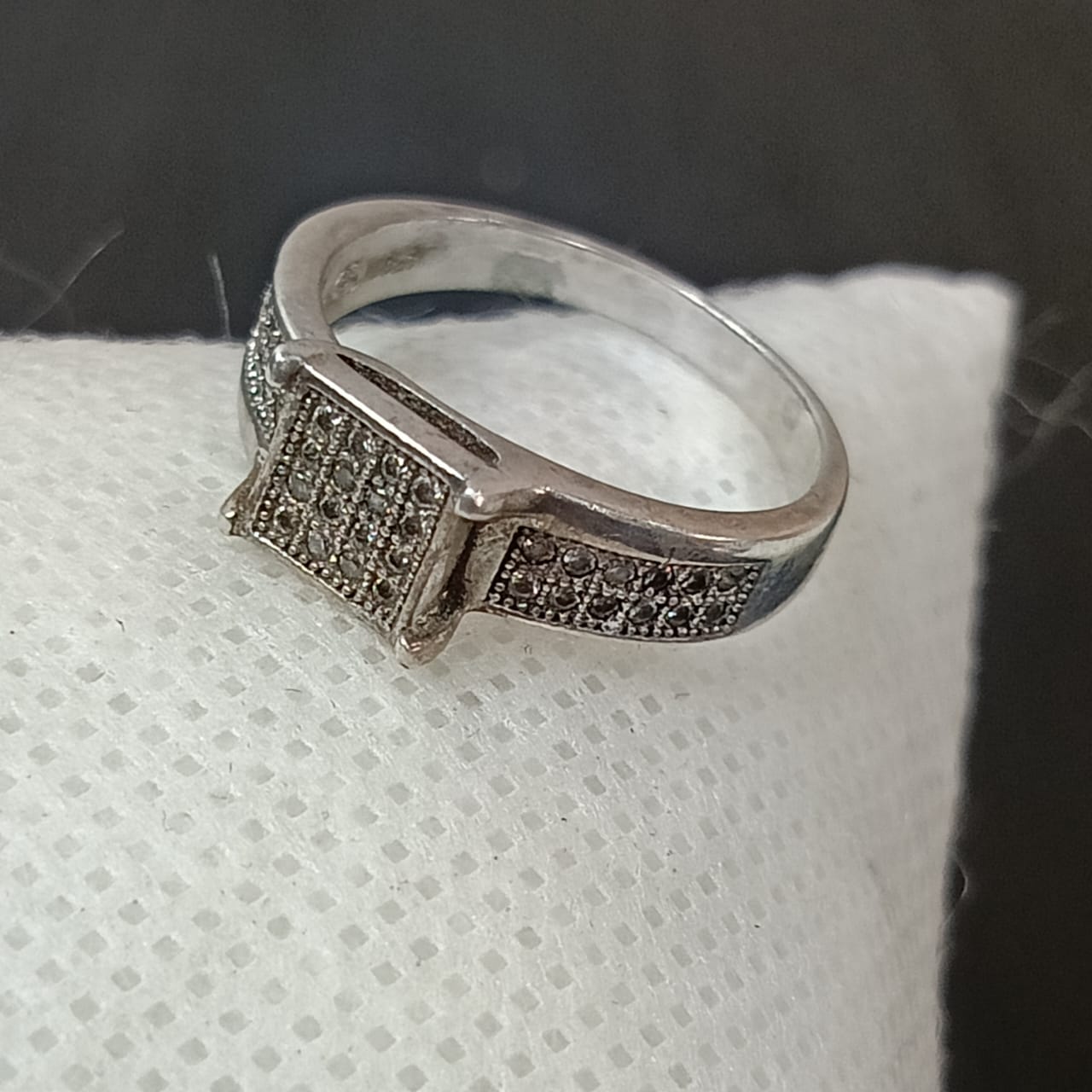 خاتم فضة نسائي مرصع بالأحجار