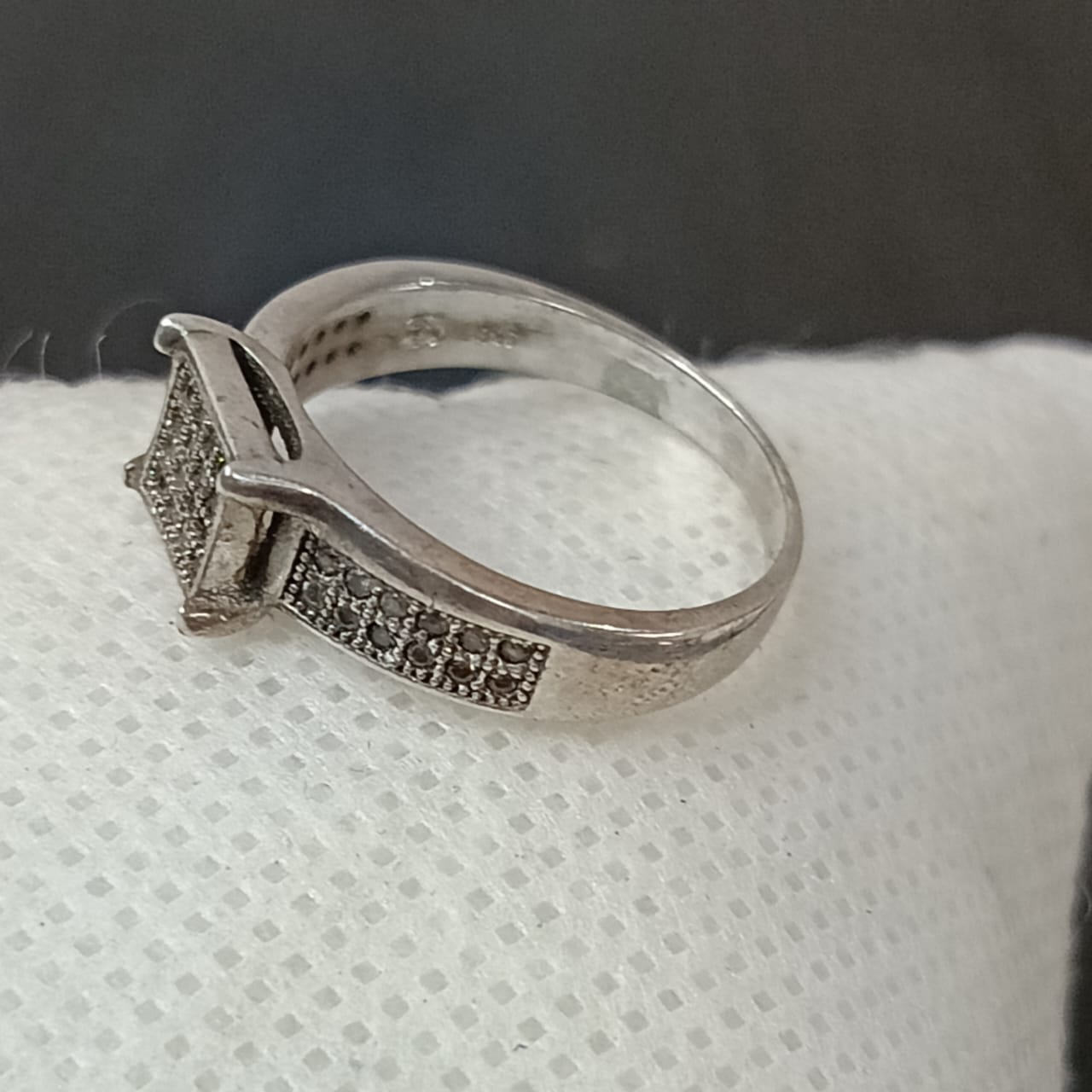 خاتم فضة نسائي مرصع بالأحجار
