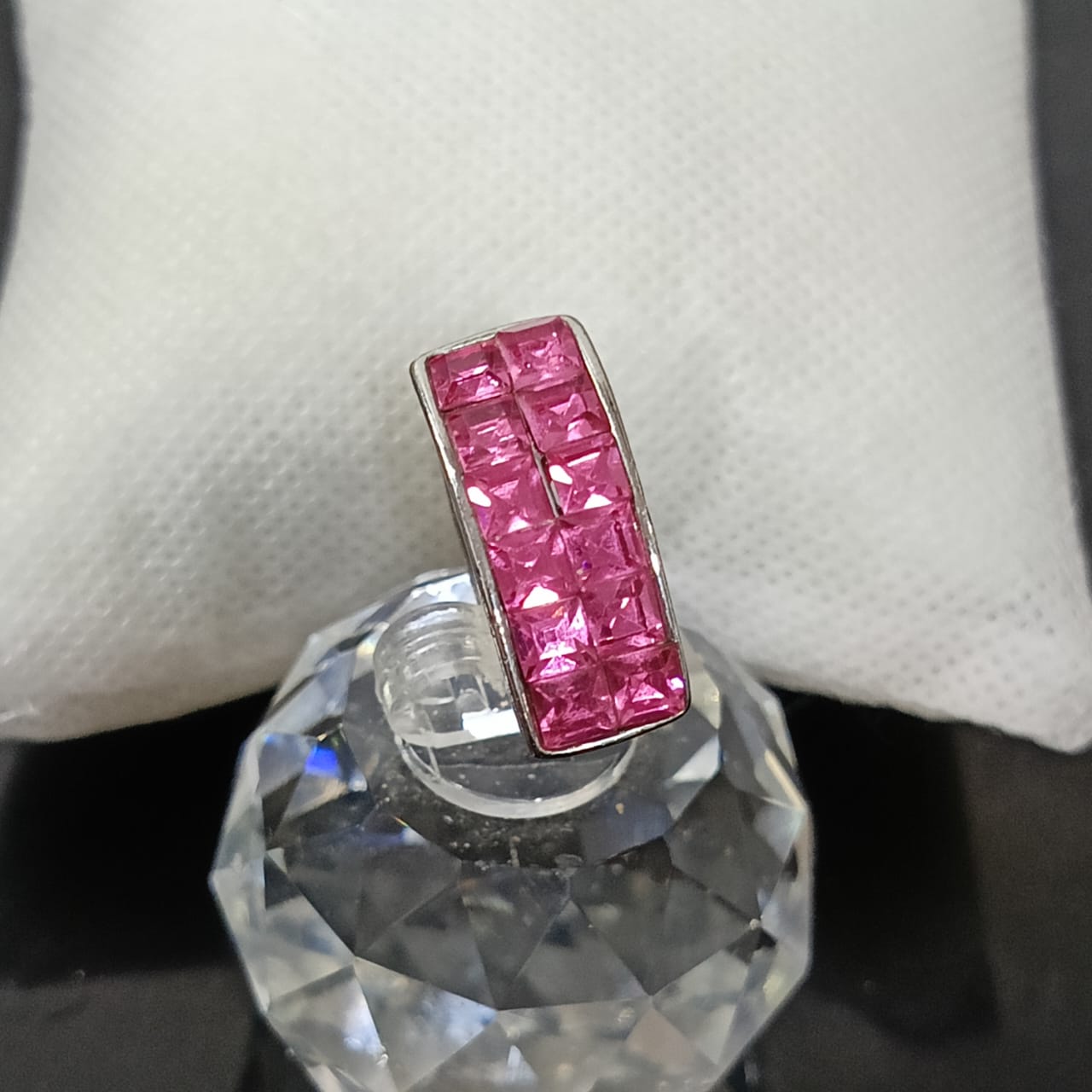 خاتم بلاكي أبيض مرصع بالأحجار