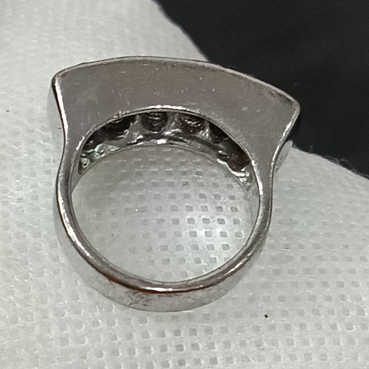 خاتم بلاكي أبيض مرصع بالأحجار