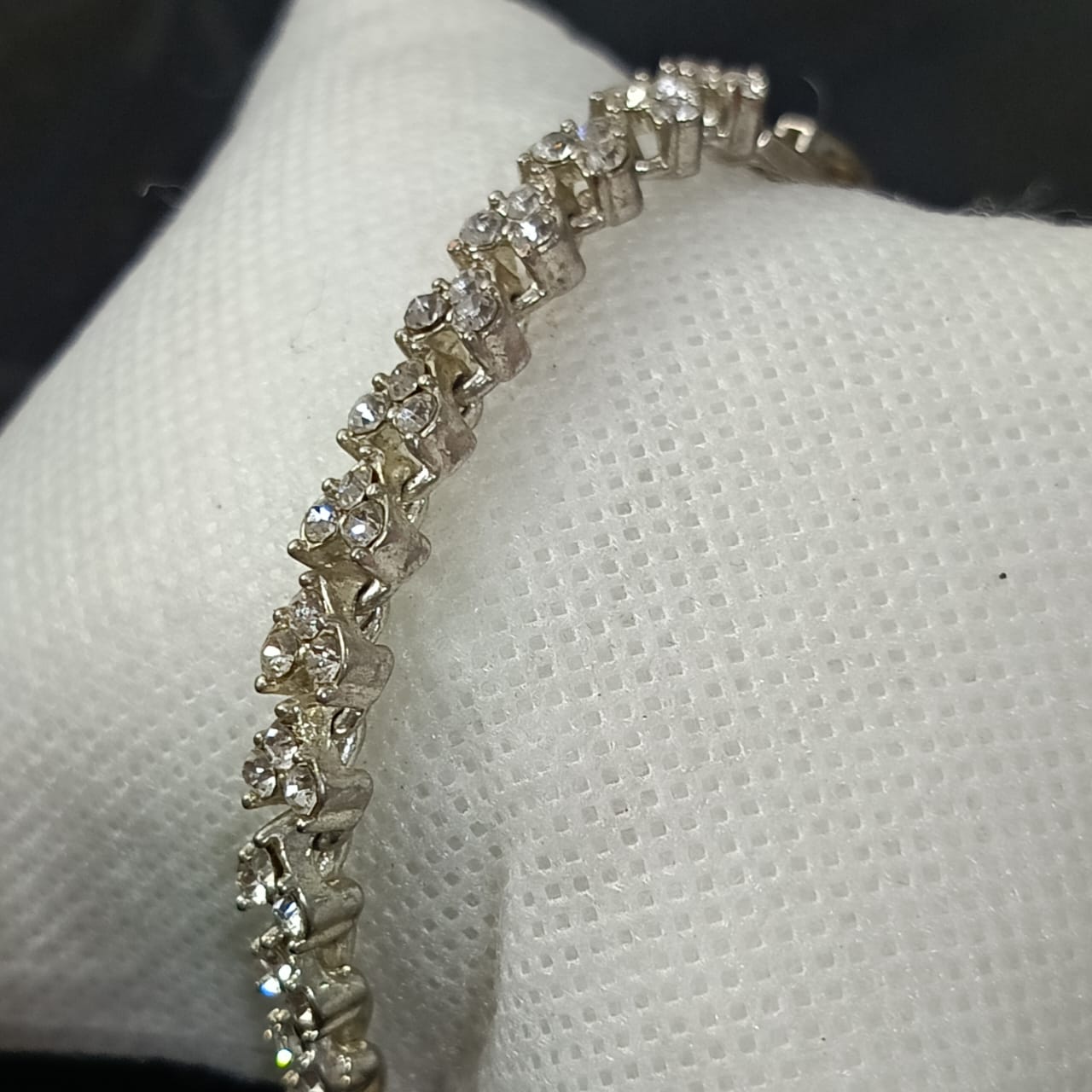 سوار بلاكي أبيض مرصع بالأحجار