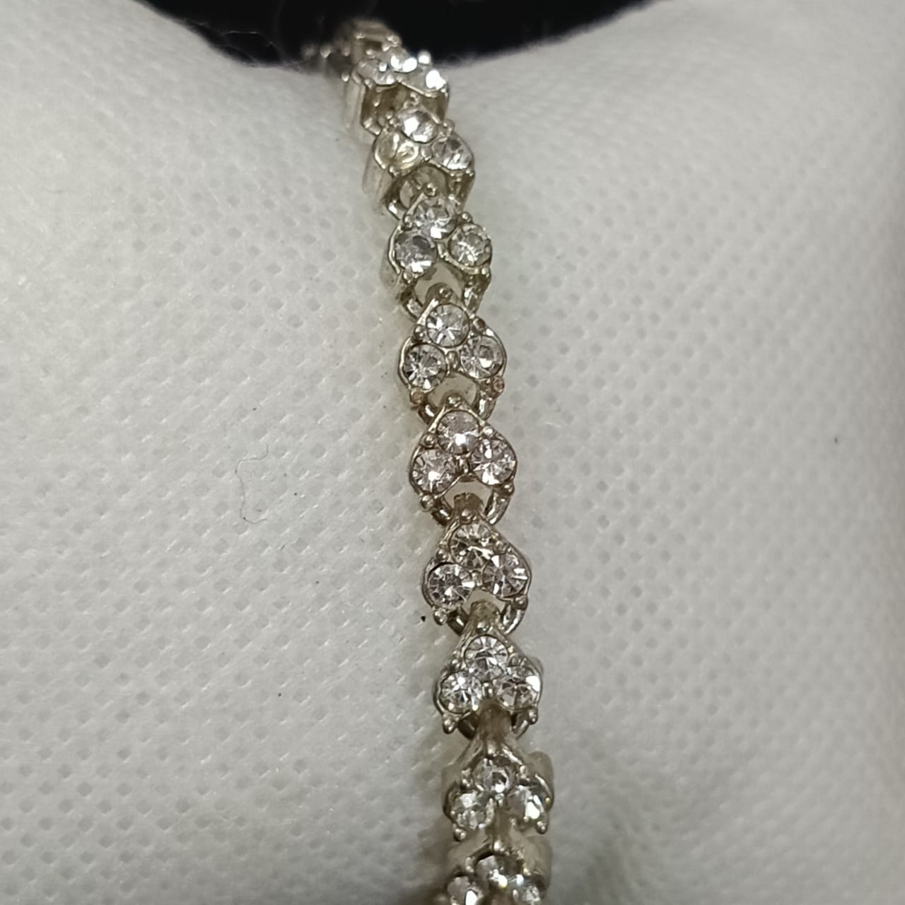 سوار بلاكي أبيض مرصع بالأحجار