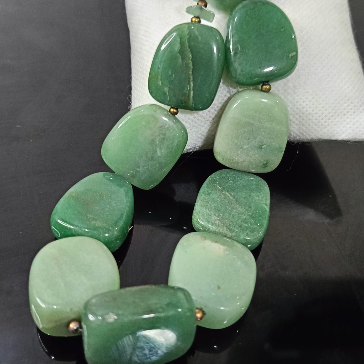 عقد تحفة بحجر جاد