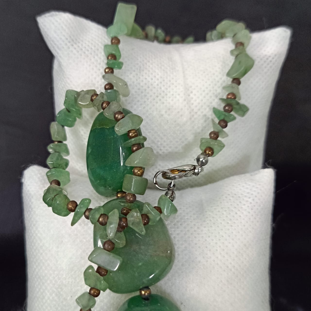 عقد تحفة بحجر جاد