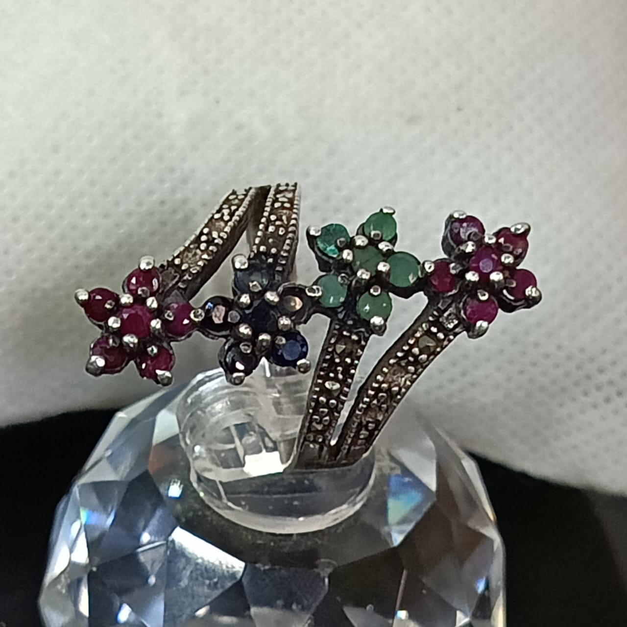 خاتم نسائي فضة مرصع بالأحجار ياقوت وزمرد وسفير