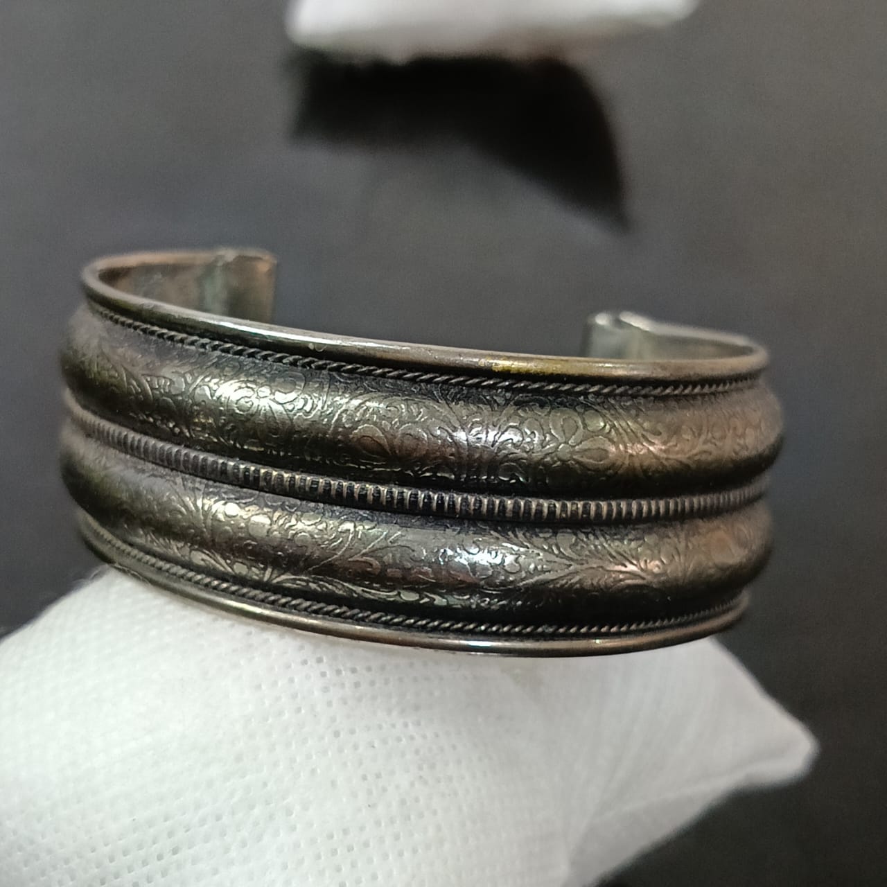 سوار نسائي نغلف بالفضة